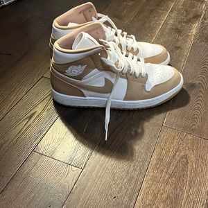 Jordan 1 mid tan gum